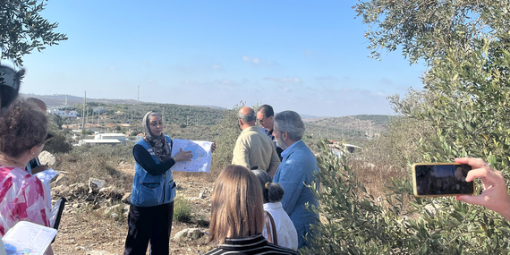 סיור של דיפלומטים בכפר כפל חארס (נפת סלפית) לקראת תחילת מסיק הזיתים 2024, שבו נסקרו קשיי הגישה והמאמצים למתן אותם. צילום: משרד האו"ם לתיאום עניינים הומניטריים.