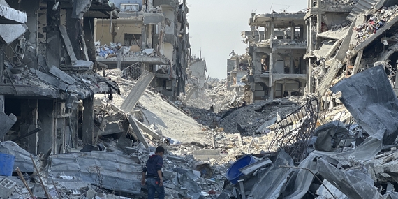 ילד בין עיי חורבות בג'באליה שבנפת צפון עזה, 2 בפברואר 2025. צילום: משרד האו"ם לתיאום עניינים הומניטריים / אולגה צ'רבקו