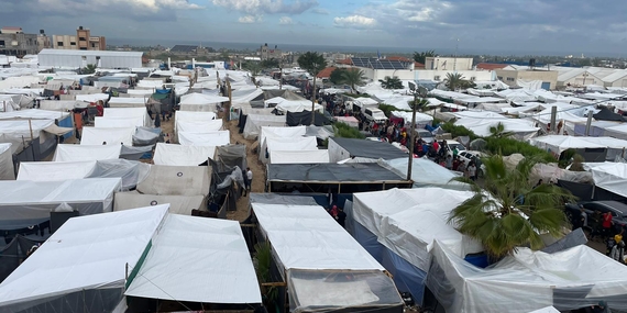 מחנה אוהלים בדרום עזה שבו מוצאות מקלט משפחות פלסטיניות. ב-15 בנובמבר הרחיבו הרשויות הישראליות את קריאותיהן להתפנות, שעד עתה הוגבלו לצפון עזה, וכעת כללו בהן חלקים מן הדרום. צילום: ארגון הבריאות העולמי, 15 בנובמבר 2023.