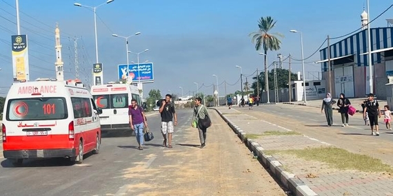 עקורים פלסטינים צועדים דרומה במרכז רצועת עזה. צילום: משרד האו״ם לתיאום עניינים הומניטריים, 6 בנובמבר 2023
