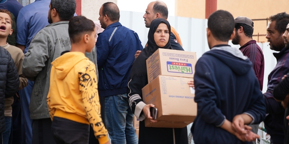 يصطف الناس في طوابير للحصول على المساعدات الغذائية. وفي شتّى أرجاء غزة، تعد معظم المناطق محظورة أو غير آمنة لوصول المنظمات الإنسانية إليها لتقديم المساعدة الحيوية. وقد وجدت دراسة استقصائية حديثة أن أسرة واحدة من كل ثلاث أسر من الأسر المستطلعة آراؤها تعاني من الجوع الشديد. تصوير برنامج الأغذية العالمي، 8 كانون الأول/ديسمبر 2023