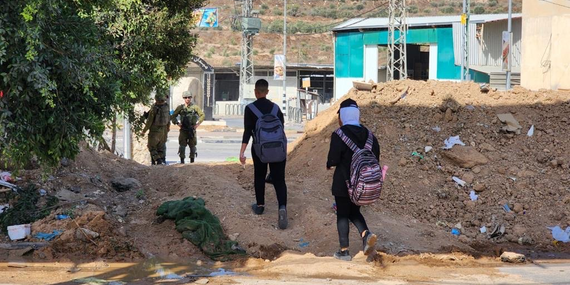 תלמידים חוצים חסימה המאוישת על ידי חיילים ישראלים בדיר שרף שבצפון הגדה המערבית. צילום באדיבות עאסף נופל, 17 באוקטובר 2022