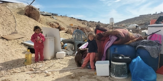أطفال وسط ممتلكات أُخرِجت من منزل فلسطيني من المقرر هدمه على يد القوات الإسرائيلية في تل الخشبة، نابلس. تصوير مكتب الأمم المتحدة لتنسيق الشؤون الإنسانية، 10 كانون الأول/ديسمبر 2024