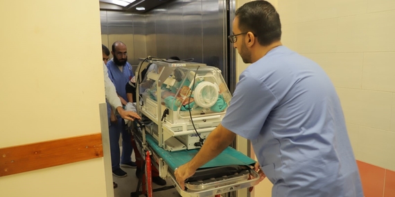 إجلاء الأطفال الخُدّج المعرّضين للخطر من مستشفى الشفاء إلى جنوب قطاع غزة. تصوير اليونيسف/البابا، 19 تشرين الثاني/نوفمبر 2023