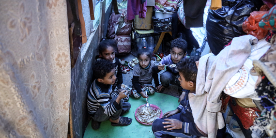 إن جميع الأطفال تقريباً في غزة بحاجة إلى خدمات الصحة النفسية والدعم النفسي والاجتماعي، وهو ضعف العدد المقدّر الذي كان عليه قبل الحرب. وهناك ما لا يقل عن 17,000 طفل غير مصحوبين بذويهم أو منفصلين عنهم. وقال أحد الأطفال في مركز إيواء للمُهجّرين في غزة: «أريد العودة إلى المنزل بشدّة واللعب بجميع ألعابي.» تصوير اليونيسف/البابا