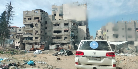 بعثة تابعة للأمم المتحدة تقدم الإمدادات المنقذة للحياة إلى مستشفى الشفاء في مدينة غزة، 1 آذار/مارس 2024. وفي شباط/فبراير، يسّرت السلطات الإسرائيلية ست بعثات من أصل 24 بعثة كانت مقرّرة لإيصال المعونات إلى الشمال. تصوير اليونيسف/سونيا سيلفا، 1 آذار/مارس 2024