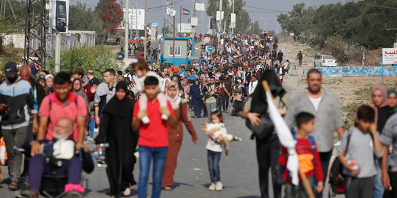 בני אדם עוזבים את צפון עזה על רקע מעשי האיבה, לאחר קריאות חוזרות ונשנות של כוחות ישראליים ופתיחת "פרוזדור". צילום: אונר"א, 8 בנובמבר 2023