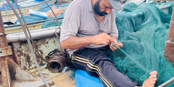 صياد فلسطيني في غزة، حيث يُعد السمك أحد أنواع السلع القليلة التي يُسمح بتصديرها. وفي تموز/يوليو، شكّلت هذه السلعة 6 في المائة من الشاحنات المحمّلة بالبضائع المصدرة من غزة. تصوير مكتب الأمم المتحدة لتنسيق الشؤون الإنسانية