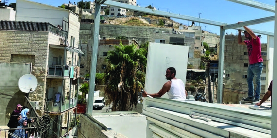 משפחה פלסטינית נאלצה להרוס את ביתה בראס אל עמוד, מזרח ירושלים. 24 באוגוסט © .2022 צילום: משרד האו״ם לתיאום עניינים הומניטריים