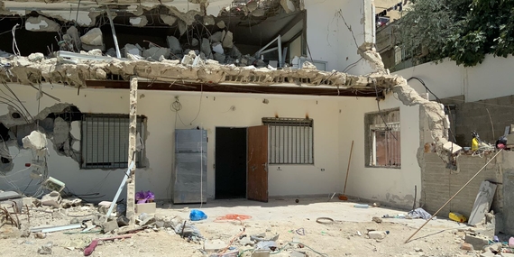 كان هذا المنزل يعود لأسرة من منطقة رأس العامود في القدس الشرقية، حيث أُجبرت على هدمه بناءً على أوامر من السلطات الإسرائيلية بحجة افتقارها إلى رخصة بناء، والتي نادرًا ما تُمنح للفلسطينيين. تصوير مكتب الأمم المتحدة لتنسيق الشؤون الإنسانية