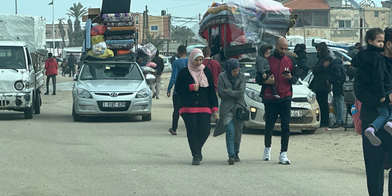 משפחות עקורות בדרכן דרומה בעיצומם של מעשי האיבה הגוברים בח'אן יונס, ולאחר שפקודות הפינוי הישראליות הורחבו לאזורי מגורים נוספים. צילום: משרד האו"ם לתיאום עניינים הומניטריים / אולגה צ'רבקו, 26 בינואר 2024 דגשים עיקריים