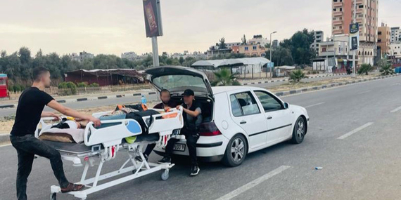 מטופל מועבר מבית חולים דרומה דרך "מסדרון" שצה"ל פתח בקבות קריאותיו לפינוי של צפון עזה. צילום: משרד האו"ם לתיאום עניינים הומניטריים, 12 בנובמבר 2023.
