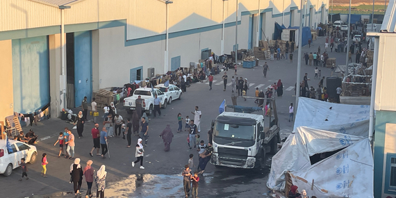 سكان غزة يأوون إلى أحد المراكز اللوجستية التابعة للأمم المتحدة قرب الحديد المصرية. تصوير مكتب الأمم المتحدة لتنسيق الشؤون الإنسانية