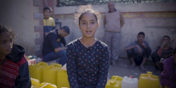 «قبل الحرب، كان حلمي أن أصبح طبيبة لكي أعالج الناس.» في يوم الطفل العالمي، أعادت منسقة الشؤون الإنسانية، لين هاستينغز، تأكيد مناشدتها «لحماية الأطفال الفلسطينيين والإسرائيليين وحماية حقوقهم.» لقطة من فيديو صورته اليونيسف