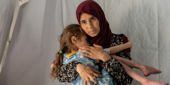 تلّقت الطفلة جنى (البالغة من العمر 7 أعوام) العلاج في مركز لتحقيق الاستقرار تدعمه منظمة الصحة العالمية بعد تشخيص إصابتها بسوء التغذية الحاد الوخيم والجفاف. تصوير منظمة الصحة العالمية