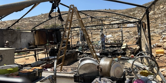 מתנחלים ישראלים הציתו אוהלי מגורים בכפר אל-מוג'ייר בנפת רמאללה, וגרמו לעקירתם של שתי משפחות פלסטיניות. צילום: משרד האו"ם לתיאום עניינים הומניטריים
