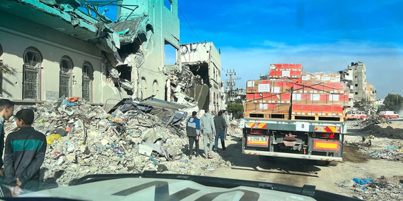 معونات في أثناء إيصالها إلى المستشفى الأهلي في مهمة تنطوي على مخاطر كبيرة في شمال غزة، الذي كان يُحظّر على الوكالات الإنسانية الوصول إليه. وقد لوحظت أعمال القصف ونيران المدفعية في المناطق القريبة. وفي بيان صدر بمناسبة اليوم العالمي لحقوق الإنسان، أكدّت منسقة الشؤون الإنسانية مجددًا دعوتها إلى إيصال المعونات بأمان داخل غزة وفي شتّى أرجائها. تصوير منظمة الصحة العالمية