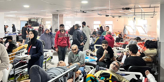 تزاول تسعة مستشفيات من أصل 36 مستشفى عملها، على الرغم من أنها تعمل بصورة جزئية فقط. وتعمل هذه المستشفيات بثلاثة أضعاف طاقتها الاستيعابية، وتصارع في سبيل أداء عملها بفعل انقطاع إمدادات الكهرباء والكميات الضئيلة من الوقود اللازم لتشغيل المولدات الاحتياطية وتواجه نقصًا حادًا في اللوازم الأساسية. صورة التقطتها منظمة الصحة العالمية من مستشفى الشفاء، 16 كانون الأول/ديسمبر 2023