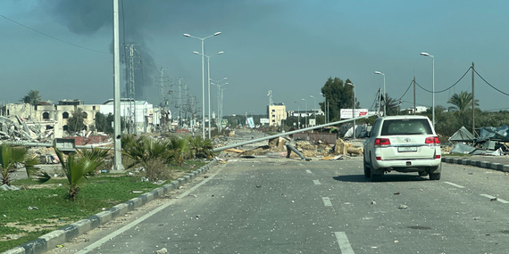 כבישים הרוסים ומעשי איבה אינטנסיביים נמנים עם הקשיים שעימם מתמודדים עובדים הומניטריים הנאבקים לתמוך בבני אדם הזקוקים לעזרתם ברחבי עזה. מכונית של האו"ם נוסעת בכביש הרוס בדיר אל-בלח. צילום: משרד האו"ם לתיאום עניינים הומניטריים / אולגה צ'רבקו, 18 בינואר 2024