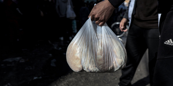 أصبح 15 مخبزًا يعمل في غزة بفضل الدعم الإنساني، مع أن أيًا منها لا يوجد في المنطقة الوسطى أو الشمال. ولا تزال قدرة الوكالات الإنسانية على العمل بأمان وفعّالية منقوصة بسبب كثافة حدّة الأعمال القتالية وتكرار رفض الوصول إلى المناطق الواقعة إلى الشمال من وادي غزة والقيود المفروضة على استيراد المعدّات الحيوية منذ أمد طويل. تصوير منظمة الصحة العالمية، 6 كانون الثاني/يناير 2024