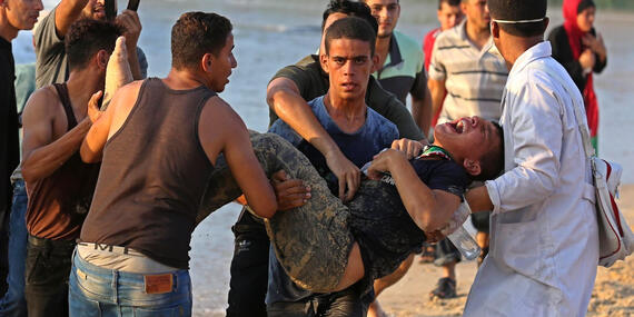 Palestinian injured during a demonstration protesting the naval blockade on the beach near the fence , northwest of Beit Lahiya. September 2018. © Photo by Ashraf Amra
