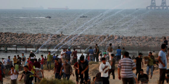 مظاهرة نظّمها فلسطينيون على الشاطئ قرب السياج إحتجاجًا على الحصار البحري، أيلول/سبتمبر 2018  © - تصوير أشرف عمرة