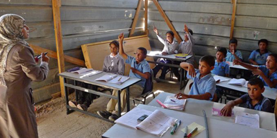 בית הספר בח׳אן אל־אחמר בסכנת הריסה לאחר שב־5 במרס 2017 התקבל צו הריסה מהמנהל האזרחי / © צילום ארכיון: משרד האו״ם לתיאום עניינים הומניטריים, מרס 2013