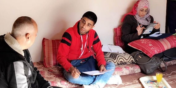 موظفو المجلس النرويجي للاجئين يجرون مقابلة مع أسرة مهجرة داخليًا في شمال غزة، تشرين الثاني/نوفمبر 2017