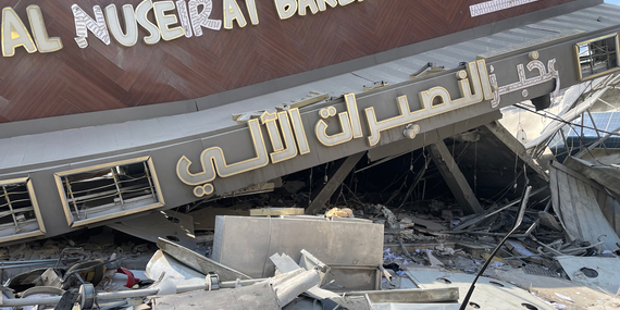 مخبز قصف خلال الأعمال القتالية في النصيرات، قطاع غزة. تصوير أحد أبناء المجتمع المحلي، 19 تشرين الأول/أكتوبر 2023.