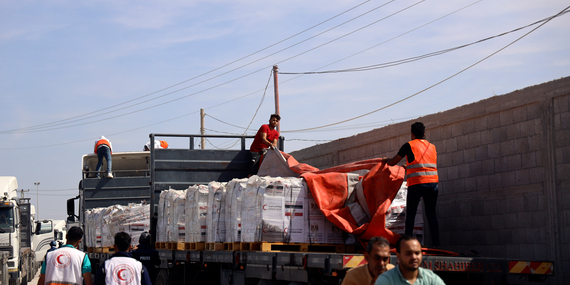 معونات إنسانية في أثناء نقلها من مصر إلى غزة في 21 تشرين الأول/أكتوبر للمرة الأولى منذ 8 تشرين الأول/أكتوبر. تصوير اليونيسف/UNI456243/البابا