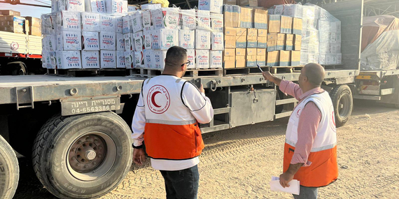 إمدادات إنسانية جرى استلامها في جنوب غزة، 23 تشرين الأول/أكتوبر 2023، تصوير جمعية الهلال الأحمر الفلسطيني.