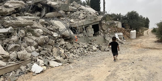 طفل من كل 10 أطفال هُجِّروا بعدما هدمت القوات الإسرائيلية منازلهم في نعلين، وسط الضفة الغربية، في 21 نيسان/أبريل 2025. تصوير مكتب الأمم المتحدة لتنسيق الشؤون الإنسانية