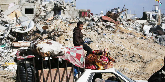 משפחה עושה את דרכה ברפיח שבדרום רצועת עזה בכלי רכב עמוס במיטלטלים. צילום: UNICEF/UNI724643/El Baba