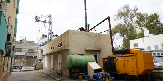 גנרטור לשעת חירום בבית החולים א־רנטיסי בעזה, שפעילותו נתקלת בקשיים בשל מחסור בדלק. פברואר 2018 / © צילום: משרד האו״ם לתיאום עניינים הומניטריים