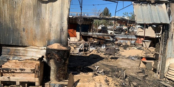 عشرات المستوطنين الإسرائيليين يضرمون النار في ثلاثة منازل وحضانة أطفال وورشة نجارة وما لا يقل عن خمس مركبات في جينصافوط، قلقيلية. تصوير: مكتب الأمم المتحدة لتنسيق الشؤون الإنسانية