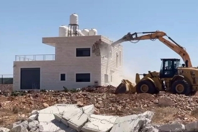 בניין מגורים דו-קומתי זה הוא אחד מ-12 מבנים בחלק של הכפר אל-ג'ודיירה הממוקם בשטח C, בנפת ירושלים, שנהרסו על ידי הרשויות הישראליות בנימוק של היעדר היתרי בנייה ישראליים, שלפלסטינים כמעט בלתי אפשרי להשיגם. צילום: הקהילה