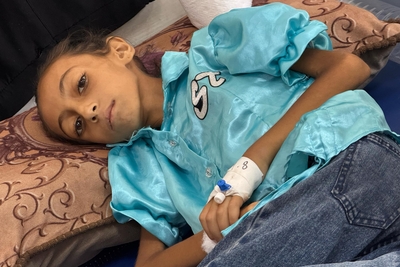 جنى، فتاة فلسطينية، تم إدخالها مؤخرًا إلى مستشفى الرنتيسي في مدينة غزة وشُخصت إصابتها بسوء التغذية الحاد الوخيم. اشتبه الأطباء في البداية بأنها مصابة بمرض السيلياك، لكن حالتها لم تتحسن بعد اتباعها نظامًا غذائيًا خاليًا من الغلوتين. تصوير مكتب الأمم المتحدة لتنسيق الشؤون الإنسانية/أولغا تشيريفكو