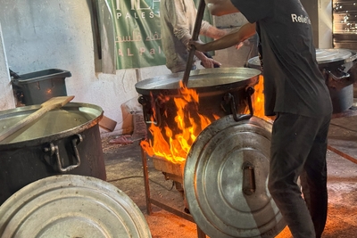 Preparing meals for people in Gaza city, where famine has been confirmed. As of 30 August, 99 kitchens supported by 19 partners were preparing and distributing 468,000 meals daily across the Gaza Strip. Photo by OCHA/Olga Cherevko.