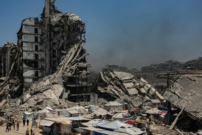 Scenes from a displacement site in the northern Ash Shati area of western Gaza city, where families live in dire conditions amid destroyed buildings and ongoing hostilities. Photo: UNICEF/UNI845995/Nateel
