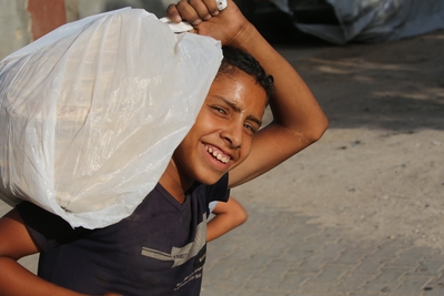 فتى فلسطيني في غزة بعد إعلان وقف إطلاق النار. تصوير اليونيسف