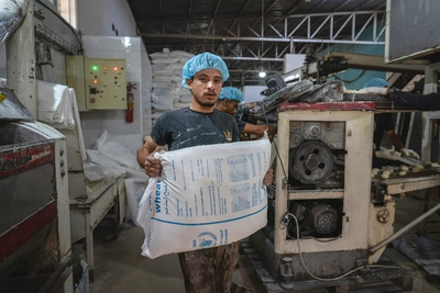 مخبز يدعمه برنامج الأغذية العالمي في غزة. وتوزع المنظمات الإنسانية نحو 150,000 ربطة خبز و1.2 مليون وجبة يوميًا في شتى أرجاء قطاع غزة. تصوير برنامج الأغذية العالمي