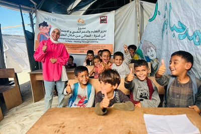 أطفال في غزة يشاركون في جلسات للتعلم الاجتماعي والعاطفي في مساحات تعليمية مؤقتة أنشئت في إطار مشروع «الشفاء من خلال التعلم.» تصوير منظمة أطفال الحرب الهولندية