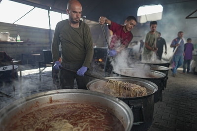 A community kitchen supported by the World Food Programme in Khan Younis, Gaza. Photo by WFP/Jaber Badwan