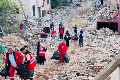 فرق جمعية الهلال الأحمر الفلسطيني تقدم المساعدة للأسر المهجرة في استعادة مقتنياتها من منازلها في مخيم نور شمس للاجئين بطولكرم، عقب تلقي أوامر الهدم التي أصدرتها القوات الإسرائيلية. تصوير جمعية الهلال الأحمر الفلسطيني، 17 كانون الأول/ديسمبر 2025