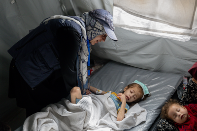 A 7-year-old girl with severe acute malnutrition and dehydration was transferred from Kamal Adwan hospital in Gaza to a field hospital in the south. Photo by WHO
