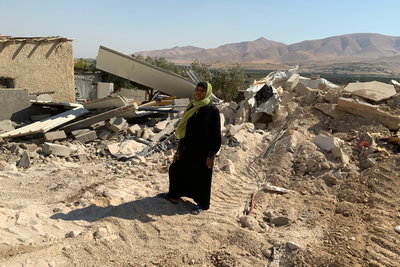 امرأة فلسطينية هُجرت بعدما هدمت القوات الإسرائيلية منزلها بحجة افتقاره إلى رخصة بناء تصدرها إسرائيل ويكاد الحصول عليها من ضرب المستحيل. تصوير مكتب الأمم المتحدة لتنسيق الشؤون الإنسانية