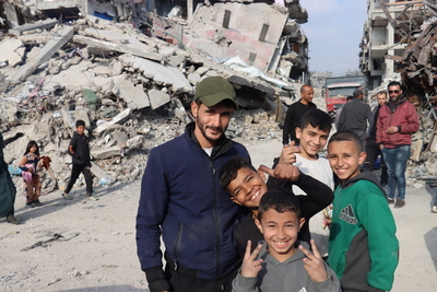 משפחה בג'באליה. אלפים חזרו לאזור זה, שבו רק קומץ מהבניינים עדיין עומדים על תילם, והביוב זורם ברחובות. צילום: משרד האו"ם לתיאום עניינים הומניטריים / תמבה לינדן