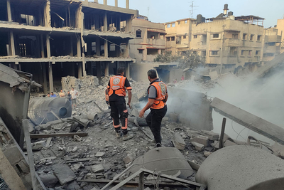 צוות הגנה אזרחית פועל לחלץ שורדים ולפנות גופות מתחת להריסות בשכונת מגורים בעזה. דווח על כ-2,700 נעדרים, בהם כ-1,500 ילדים. על פי דיווחים, מאז ה-7 באוקטובר נהרגו 18 אנשי סגל של ההגנה האזרחית הפלסטינית. צילום: ההגנה האזרחית, 2 בנובמבר 2023.