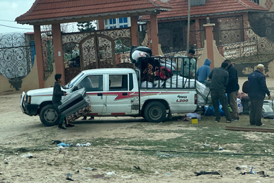 مزيد من الناس يفرّون من الأعمال القتالية أو بعد صدور أوامر الإخلاء مع استمرار القتال في خانيونس. وصرّح مسؤول الإغاثة في الأمم المتحدة مارتن غريفيث بأن «الناس في غزة يعانون من أهوال وحرمان من غير المستطاع تصورها على مدى أشهر. ولم تكن احتياجاتهم أعلى مما هي عليه الآن قط.» تصوير مكتب الأمم المتحدة لتنسيق الشؤون الإنسانية