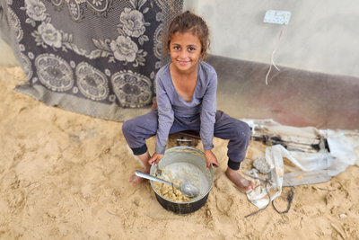 «خرجت في الصباح لأبحث عن الطعام لأسرتي، ولكنني لم أتمكن إلا من إحضار هذه الكمية القليلة للغاية.» ميار (7 أعوام)، موقع النزوح في المواصي، جنوب غزة، 17 أيار/مايو 2024. تصوير اليونيسف/العيادة الإعلامية
